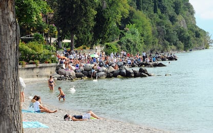 Nudisti sul lago di Garda, denunciati per atti osceni e multati
