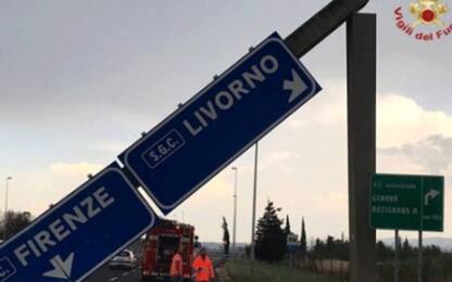 Cade cartello sulla Firenze-Pisa-Livorno e sfiora le auto