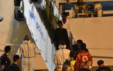 Da #fateliscendere a #nessunotocchisalvini, caso Diciotti sui social