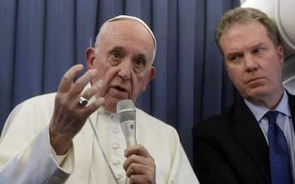 Pedofilia, ex nunzio accusa: il Papa sapeva. La replica: giudicate voi