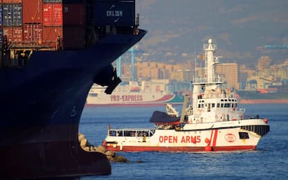 Migranti, Open Arms a Porto Empedocle: attesa per sbarco nave Allegra