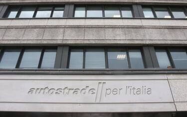 Verbania, al casello nella scia di altre auto non paga 167 pedaggi