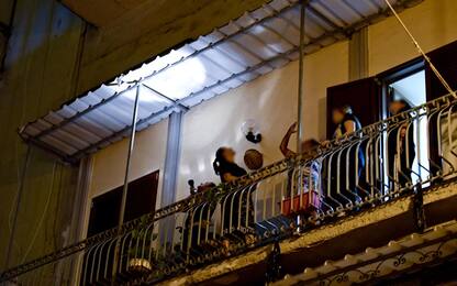 Spari a Napoli, si affaccia dal balcone e viene ferita da proiettile