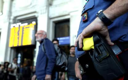 Taser sperimentato a Milano: agenti sedano rissa minacciando di usarlo