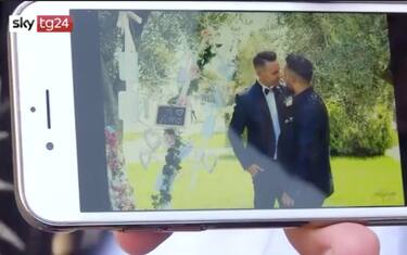 Napoli, foto vietate alle coppie gay in una struttura religiosa