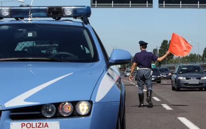 Varese, scende da auto in panne sulla A8 e un tir lo investe: è grave 