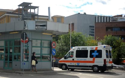 Pavia, scontro tra un'auto e una moto: 22enne in gravi condizioni