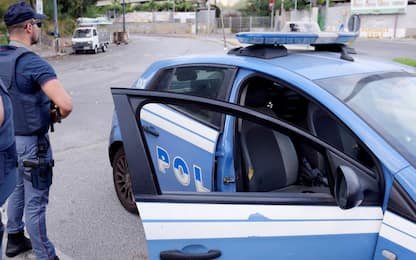Napoli, nascondeva un fucile e 4 pistole nel bagagliaio: arrestata