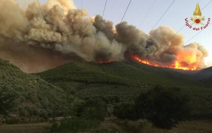 Incendi nel Pisano, fiamme ancora alte su Serra e ad Avane