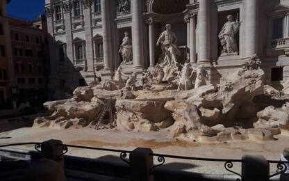 Roma, tenta di incidere il proprio nome su Fontana di Trevi: fermato