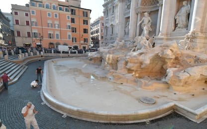 Roma, la fontana di Trevi senza acqua