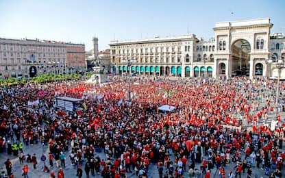 Milano, migliaia in piazza. FOTO