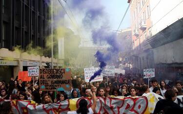 1Lapresse_manifestazione_studenti_milano_contro_governo