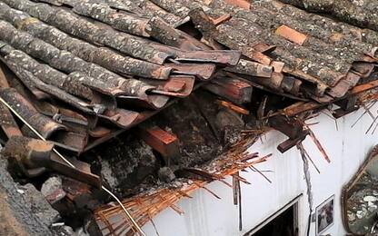 Catania, crolla tetto casa: donna estratta viva da macerie