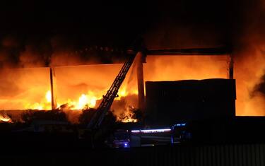 3incendio-milano-deposito-rifiuti-fotogramma