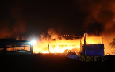 5incendio-milano-deposito-rifiuti-fotogramma