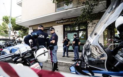 Roma, rapina in banca con ostaggi: paura ma colpo fallito