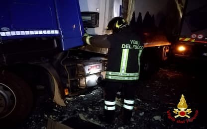 Maltempo, camion dei pompieri travolto dal nubifragio a Catania