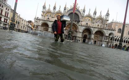 Acqua alta a Venezia sfiora 1 metro e 60
