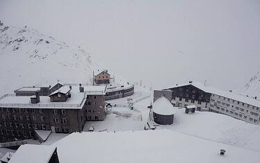 maltempo-passo-stelvio-neve-ansa