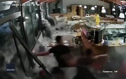 Maltempo in Liguria, il mare distrugge ristorante ad Arenzano. VIDEO
