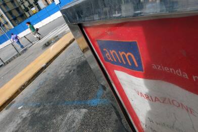 Napoli, raid vandalico contro autobus: in frantumi lunotto posteriore