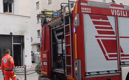Incendio nel Varesotto, salvati madre e figlio bloccati sul balcone