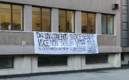 Corinaldo, striscione per le vittime davanti a un liceo di Senigallia