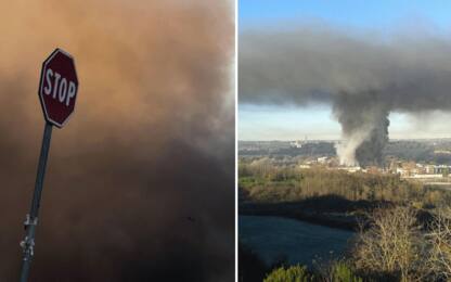 Roma, vasto rogo in impianto rifiuti di via Salaria. FOTO