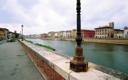 Cade dalla barca e finisce nell’Arno: disperso ragazzo vicino a Pisa
