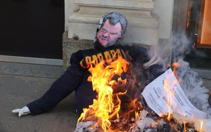 Milano, studenti in piazza: bruciato manichino di Salvini
