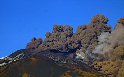 Eruzione Etna, colonna di fumo dopo sciame sismico