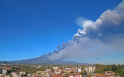 Continua l’eruzione sull'Etna, l’aeroporto di Catania resta operativo