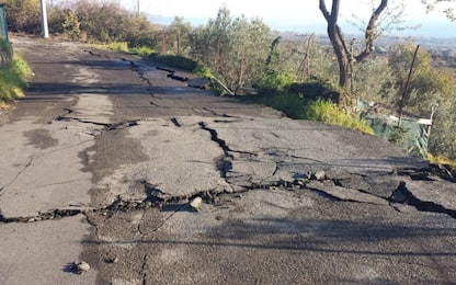 Etna, frattura in strada: evacuate dieci famiglie ad Acireale