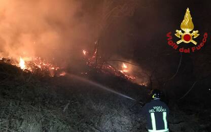 Varese, task force per spegnere l'incendio sul monte Martica