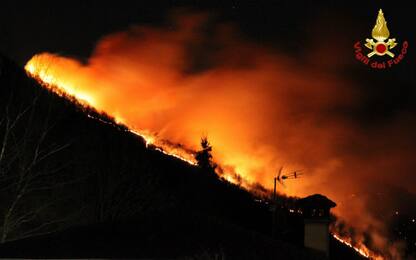 Incendio sul monte Martica: fiamme in Valganna, chiusa la statale