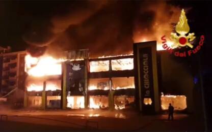Varedo, brucia negozio di giocattoli "La Chiocciola": un ferito. VIDEO