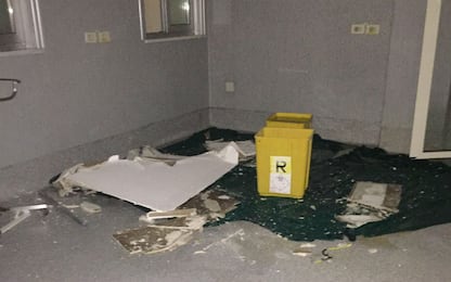 Napoli, nell'ospedale delle formiche crolla anche il soffitto