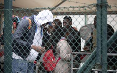Chiude il Cara di Castelnuovo, migranti e operatori in lacrime