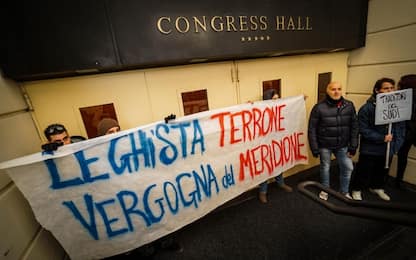 Napoli, attivisti irrompono durante la Scuola di formazione della Lega