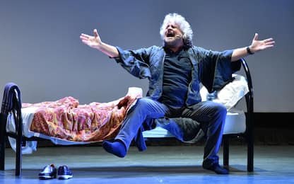 Beppe Grillo contestato a teatro. Spettatori gridano: “Sei un buffone”