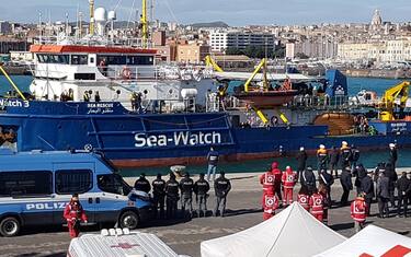 Sea Watch, lo sbarco dei 47 migranti a Catania. FOTO