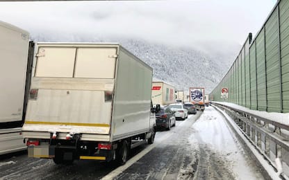 Neve su Autostrada del Brennero, automobilisti fermi per ore