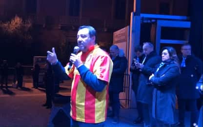 Urla "assassino" a Salvini, lui: "Ha vinto 10 migranti a casa". VIDEO