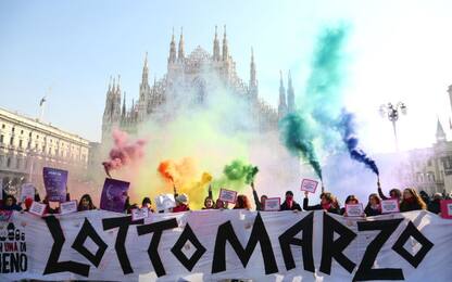 Milano, in piazza Duomo contro la violenza sulle donne