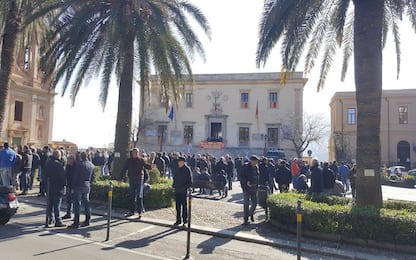Blutec, sit-in degli operai davanti alla Regione Sicilia: tensioni