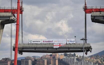 Genova, ponte Morandi: la trave tampone arriva a terra