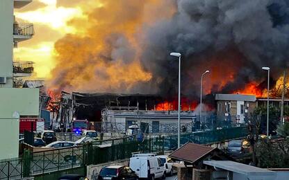 Incendio Casoria, brucia fabbrica nel Napoletano: FOTO
