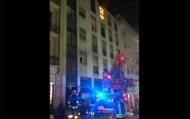 Milano, incendio in via Volta: in fiamme appartamento all'ultimo piano