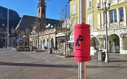 Bolzano, paratesta su pali luce per chi cammina guardando il cellulare